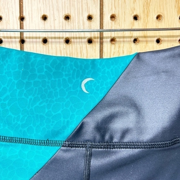 Zyia Jade And Black Leggings - Picture 4 of 5